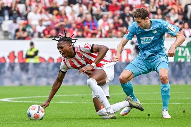 Jordy Makengo (SC Freiburg, 33) wird gehalten von Arthur Chaves (TSG Hoffenheim, 35) GER, SC Freiburg - TSG 1899 Hoffenheim, Fussball, Bundesliga, 5. Spieltag, Saison 2025 2026, 28.09.2025 DFL DFB REGULATIONS PROHIBIT ANY USE OF PHOTOGRAPHS AS IMAGE SEQUENCES AND OR QUASI-VIDEO GER, SC Freiburg - TSG 1899 Hoffenheim, Fussball, Bundesliga, 5. Spieltag, Saison 2025 2026, 28.09.2025 Freiburg Copyright: xEibner-Pressefoto ThomasxHessx EP_THS