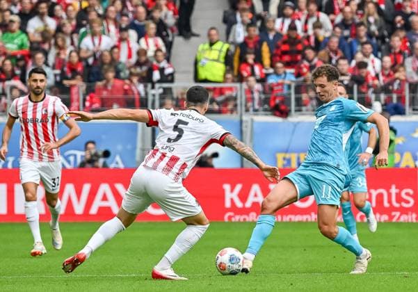Fisnik Asllani (TSG Hoffenheim, 11) am Ball und im Duell mit Anthony Jung (SC Freiburg, 05) GER, SC Freiburg - TSG 1899 Hoffenheim, Fussball, Bundesliga, 5. Spieltag, Saison 2025 2026, 28.09.2025 DFL DFB REGULATIONS PROHIBIT ANY USE OF PHOTOGRAPHS AS IMAGE SEQUENCES AND OR QUASI-VIDEO GER, SC Freiburg - TSG 1899 Hoffenheim, Fussball, Bundesliga, 5. Spieltag, Saison 2025 2026, 28.09.2025 Freiburg Copyright: xEibner-Pressefoto ThomasxHessx EP_THS