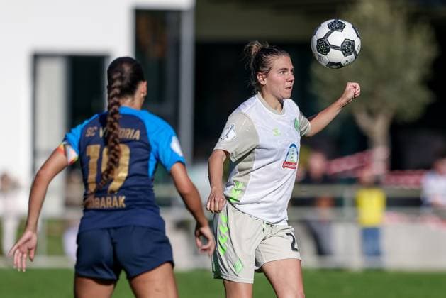 v.li.: Amira Mobarak (SC Victoria Hamburg, 19) und Rieke Dieckmann (SV Werder Bremen, 22) im Zweikampf, Duell, Dynamik, Aktion, Action, Spielszene, DIE DFB-RICHTLINIEN UNTERSAGEN JEGLICHE NUTZUNG VON FOTOS ALS SEQUENZBILDER UND ODER VIDEOÄHNLICHE FOTOSTRECKEN. DFB REGULATIONS PROHIBIT ANY USE OF PHOTOGRAPHS AS IMAGE SEQUENCES AND OR QUASI-VIDEO., 28.09.2025, Hamburg (Deutschland), Fussball, DFB-Pokal Frauen, SC Victoria Hamburg - SV Werder Bremen