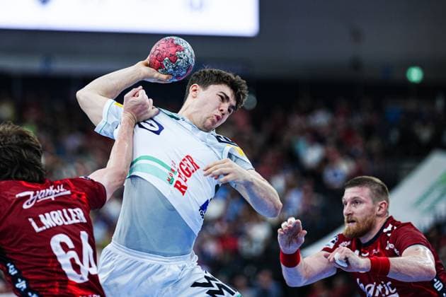 Wurf Tor Elias Newel (Frisch Auf Goeppingen, 40) GER, SG Flensburg-Handewitt vs. Frisch Auf Goeppingen, Handball, Bundesliga, Spieltag 6, Saison 2026 2026, 28.09.2025 GER, SG Flensburg-Handewitt vs. Frisch Auf Goeppingen, Handball, Bundesliga, Spieltag 6, Saison 2026 2026, 28.09.2025 Flensburg Copyright: xEibner-Pressefoto MarcelxvonxFehrnx EP_MFN