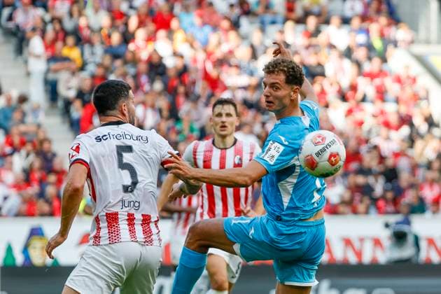 Anthony Jung (SC Freiburg, 05) und Fisnik Asllani (TSG Hoffenheim, 11) im Kampf um den Ball , Deutschland, Fussball, 1. Bundesliga, 5.Spieltag, 2025 2026, SC Freiburg vs. TSG 1899 Hoffenheim, 28.09.2025, Europa-Park Stadion, Freiburg im Breisgau, Deutschland Freiburg im Breisgau Europa-Park Stadion Baden-Württemberg Deutschland Copyright: xGrantxHubbsx