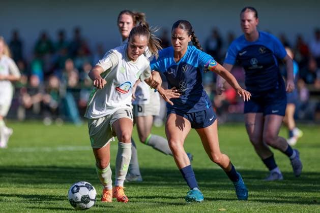 v.li.: Maja Sternad (SV Werder Bremen, 11) und Amira Mobarak (SC Victoria Hamburg, 19) im Zweikampf, Duell, Dynamik, Aktion, Action, Spielszene, DIE DFB-RICHTLINIEN UNTERSAGEN JEGLICHE NUTZUNG VON FOTOS ALS SEQUENZBILDER UND ODER VIDEOÄHNLICHE FOTOSTRECKEN. DFB REGULATIONS PROHIBIT ANY USE OF PHOTOGRAPHS AS IMAGE SEQUENCES AND OR QUASI-VIDEO., 28.09.2025, Hamburg (Deutschland), Fussball, DFB-Pokal Frauen, SC Victoria Hamburg - SV Werder Bremen