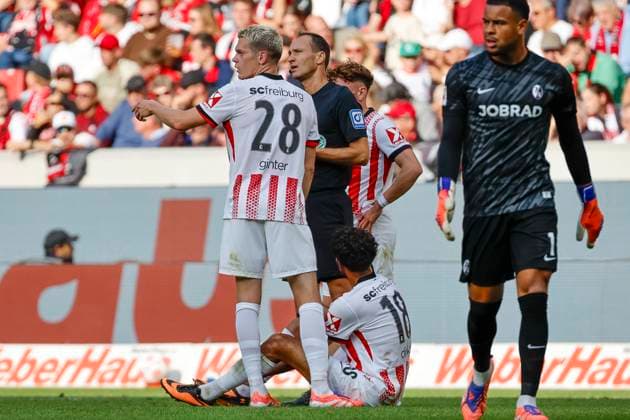 Eren Sami Dinkci (SC Freiburg, 18) verletzt am Boden , Deutschland, Fussball, 1. Bundesliga, 5.Spieltag, 2025 2026, SC Freiburg vs. TSG 1899 Hoffenheim, 28.09.2025, Europa-Park Stadion, Freiburg im Breisgau, Deutschland Freiburg im Breisgau Europa-Park Stadion Baden-Württemberg Deutschland Copyright: xGrantxHubbsx