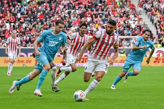 Vincenzo Grifo (SC Freiburg, 32) am Ball und im Laufduell mit Arthur Chaves (TSG Hoffenheim, 35) GER, SC Freiburg - TSG 1899 Hoffenheim, Fussball, Bundesliga, 5. Spieltag, Saison 2025 2026, 28.09.2025 DFL DFB REGULATIONS PROHIBIT ANY USE OF PHOTOGRAPHS AS IMAGE SEQUENCES AND OR QUASI-VIDEO GER, SC Freiburg - TSG 1899 Hoffenheim, Fussball, Bundesliga, 5. Spieltag, Saison 2025 2026, 28.09.2025 Freiburg Copyright: xEibner-Pressefoto ThomasxHessx EP_THS