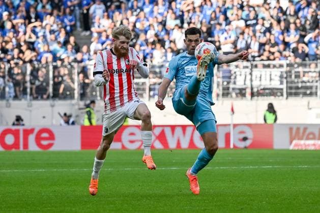 Robin Hranac (TSG Hoffenheim, 02) schlaegt den Ball vor Niklas Beste (SC Freiburg, 19) weg. GER, SC Freiburg - TSG 1899 Hoffenheim, Fussball, Bundesliga, 5. Spieltag, Saison 2025 2026, 28.09.2025 DFL DFB REGULATIONS PROHIBIT ANY USE OF PHOTOGRAPHS AS IMAGE SEQUENCES AND OR QUASI-VIDEO GER, SC Freiburg - TSG 1899 Hoffenheim, Fussball, Bundesliga, 5. Spieltag, Saison 2025 2026, 28.09.2025 Freiburg Copyright: xEibner-Pressefoto ThomasxHessx EP_THS