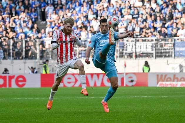 Robin Hranac (TSG Hoffenheim, 02) schlaegt den Ball vor Niklas Beste (SC Freiburg, 19) weg. GER, SC Freiburg - TSG 1899 Hoffenheim, Fussball, Bundesliga, 5. Spieltag, Saison 2025 2026, 28.09.2025 DFL DFB REGULATIONS PROHIBIT ANY USE OF PHOTOGRAPHS AS IMAGE SEQUENCES AND OR QUASI-VIDEO GER, SC Freiburg - TSG 1899 Hoffenheim, Fussball, Bundesliga, 5. Spieltag, Saison 2025 2026, 28.09.2025 Freiburg Copyright: xEibner-Pressefoto ThomasxHessx EP_THS