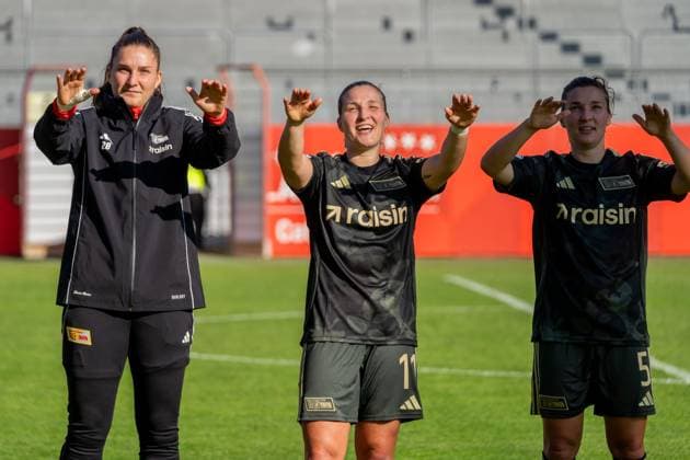 Mannschaft feiert mit den Fans, v.l. Nadine Boehi (1. FC Union Berlin, 28), Dina Orschmann (1. FC Union Berlin, 11), Katja Orschmann (1. FC Union Berlin, 05), GER, 1. FSV Mainz 05 vs. 1. FC Union Berlin, Fussball, DFB-Pokal der Frauen, 1. Runde, Saison 2025 2026, 28.09.2025, DFB REGULATIONS PROHIBIT ANY USE OF PHOTOGRAPHS AS IMAGE SEQUENCES AND OR QUASI-VIDEO, GER, 1. FSV Mainz 05 vs. 1. FC Union Berlin, Fussball, DFB-Pokal der Frauen, 1. Runde, Saison 2025 2026, 28.09.2025 Mainz Copyright: xEibner-Pressefoto Jan-NiclasxGrox EP_JGG