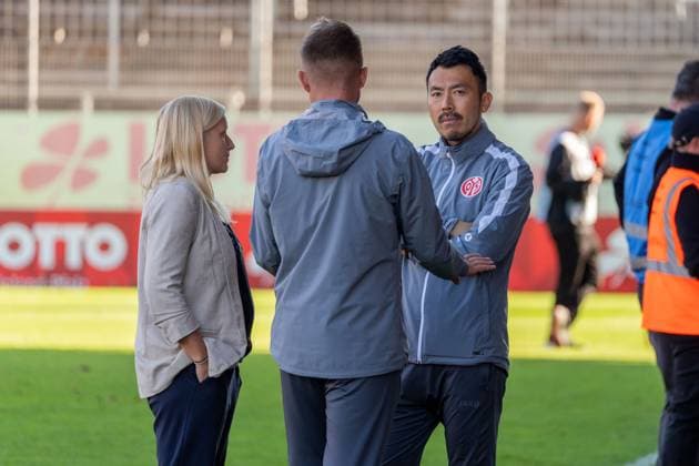 Takashi Yamashita (1. FSV Mainz 05, Cheftrainer) im Gespraech mit Nadine Kress (1. FSV Mainz 05, Sportliche Leiterin), Alexander Ulbrich (1. FSV Mainz 05, Teammanager), GER, 1. FSV Mainz 05 vs. 1. FC Union Berlin, Fussball, DFB-Pokal der Frauen, 1. Runde, Saison 2025 2026, 28.09.2025, DFB REGULATIONS PROHIBIT ANY USE OF PHOTOGRAPHS AS IMAGE SEQUENCES AND OR QUASI-VIDEO, GER, 1. FSV Mainz 05 vs. 1. FC Union Berlin, Fussball, DFB-Pokal der Frauen, 1. Runde, Saison 2025 2026, 28.09.2025 Mainz Copyright: xEibner-Pressefoto Jan-NiclasxGrox EP_JGG