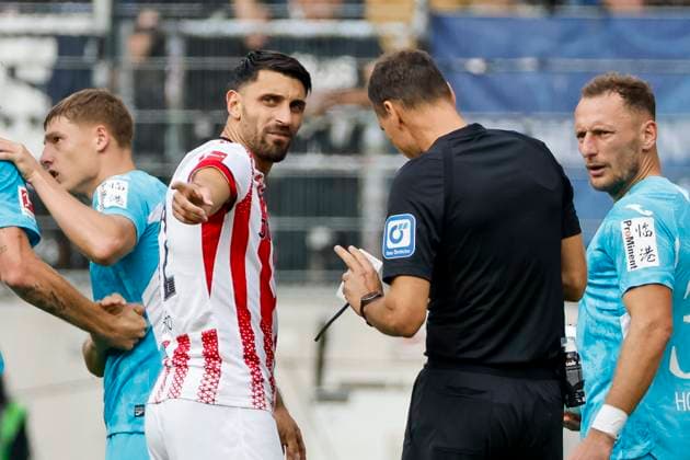 Vincenzo Grifo (SC Freiburg, 32) und Schiedsrichter Bastian Dankert im Dialog , Deutschland, Fussball, 1. Bundesliga, 5.Spieltag, 2025 2026, SC Freiburg vs. TSG 1899 Hoffenheim, 28.09.2025, Europa-Park Stadion, Freiburg im Breisgau, Deutschland Freiburg im Breisgau Europa-Park Stadion Baden-Württemberg Deutschland Copyright: xGrantxHubbsx