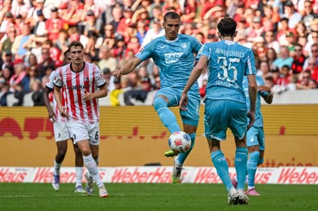 Grischa Proemel (TSG Hoffenheim, 06) spielt den Ball zu Arthur Chaves (TSG Hoffenheim, 35) GER, SC Freiburg - TSG 1899 Hoffenheim, Fussball, Bundesliga, 5. Spieltag, Saison 2025 2026, 28.09.2025 DFL DFB REGULATIONS PROHIBIT ANY USE OF PHOTOGRAPHS AS IMAGE SEQUENCES AND OR QUASI-VIDEO GER, SC Freiburg - TSG 1899 Hoffenheim, Fussball, Bundesliga, 5. Spieltag, Saison 2025 2026, 28.09.2025 Freiburg Copyright: xEibner-Pressefoto ThomasxHessx EP_THS