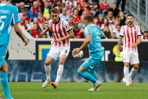 Patrick Osterhage (SC Freiburg, 06) und Grischa Prömel, Promel (TSG Hoffenheim, 06) im Kampf um den Ball , Deutschland, Fussball, 1. Bundesliga, 5.Spieltag, 2025 2026, SC Freiburg vs. TSG 1899 Hoffenheim, 28.09.2025, Europa-Park Stadion, Freiburg im Breisgau, Deutschland Freiburg im Breisgau Europa-Park Stadion Baden-Württemberg Deutschland Copyright: xGrantxHubbsx