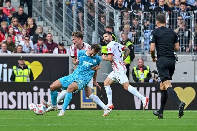 Patrick Osterhage (SC Freiburg, 06) haelt Fisnik Asllani (TSG Hoffenheim, 11) fest. GER, SC Freiburg - TSG 1899 Hoffenheim, Fussball, Bundesliga, 5. Spieltag, Saison 2025 2026, 28.09.2025 DFL DFB REGULATIONS PROHIBIT ANY USE OF PHOTOGRAPHS AS IMAGE SEQUENCES AND OR QUASI-VIDEO GER, SC Freiburg - TSG 1899 Hoffenheim, Fussball, Bundesliga, 5. Spieltag, Saison 2025 2026, 28.09.2025 Freiburg Copyright: xEibner-Pressefoto ThomasxHessx EP_THS