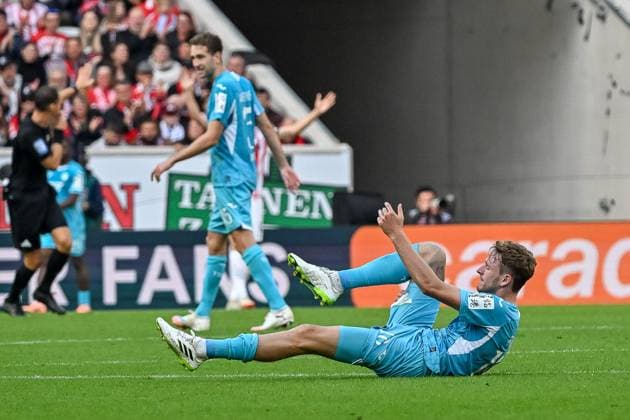 Wouter Burger (TSG Hoffenheim, 18) hat Schmerzen und deutet eine Veretzung Auswechselung an. GER, SC Freiburg - TSG 1899 Hoffenheim, Fussball, Bundesliga, 5. Spieltag, Saison 2025 2026, 28.09.2025 DFL DFB REGULATIONS PROHIBIT ANY USE OF PHOTOGRAPHS AS IMAGE SEQUENCES AND OR QUASI-VIDEO GER, SC Freiburg - TSG 1899 Hoffenheim, Fussball, Bundesliga, 5. Spieltag, Saison 2025 2026, 28.09.2025 Freiburg Copyright: xEibner-Pressefoto ThomasxHessx EP_THS