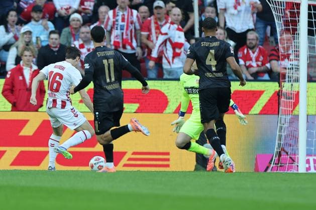 GER, 1.FBL, 1. FC Koeln vs. VfB Stuttgart 28.09.2025, Rheinenergie Stadion, Koeln, GER, 1.FBL, 1. FC Koeln vs. VfB Stuttgart, im Bild: 1:0 fuer Koeln Jakub Kaminski (FC Koeln 16), Alexander Nübel Nuebel Torwart (VfB Stuttgart 33), hat keine Chance