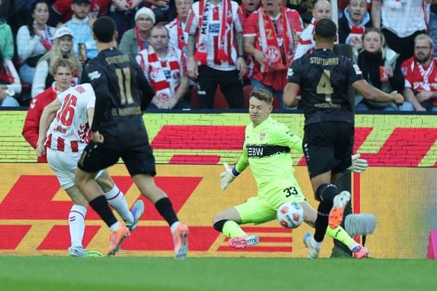 GER, 1.FBL, 1. FC Koeln vs. VfB Stuttgart 28.09.2025, Rheinenergie Stadion, Koeln, GER, 1.FBL, 1. FC Koeln vs. VfB Stuttgart, im Bild: 1:0 fuer Koeln Jakub Kaminski (FC Koeln 16), Alexander Nübel Nuebel Torwart (VfB Stuttgart 33), hat keine Chance
