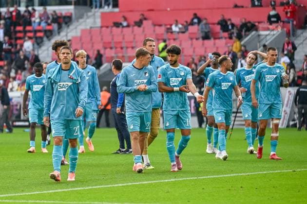 Andrej Kramaric (TSG Hoffenheim, 27) vone links geht mit seinem Team Richtung Fans mit neutraler Emotion. GER, SC Freiburg - TSG 1899 Hoffenheim, Fussball, Bundesliga, 5. Spieltag, Saison 2025 2026, 28.09.2025 DFL DFB REGULATIONS PROHIBIT ANY USE OF PHOTOGRAPHS AS IMAGE SEQUENCES AND OR QUASI-VIDEO GER, SC Freiburg - TSG 1899 Hoffenheim, Fussball, Bundesliga, 5. Spieltag, Saison 2025 2026, 28.09.2025 Freiburg Copyright: xEibner-Pressefoto ThomasxHessx EP_THS