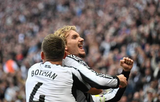 Nick Woltemade of Newcastle United celebrates scoring their first goal Newcastle United v Arsenal, Premier League, Football, St James Park, Newcastle, UK - 28 Sep 2025Newcastle St James Park United Kingdom EDITORIAL USE ONLY No use with unauthorised audio, video, data, fixture lists, club league logos or live services. Online in-match use limited to 120 images, no video emulation. No use in betting, games or single club league player publications. Copyright: xRichardxLee Shutterstockx 15503935as