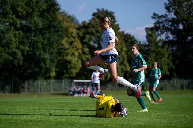 Feli Delacauw (TSG Hoffenheim, 24) springt ueber Lisa Bayer (Greuther Fuerth, 01) am Ball, GER, SpVgg Greuther Fuerth vs TSG 1899 Hoffenheim, Fussball Frauen DFB Pokal, 1. Runde, Saison 2025 2026, 28.09.2025 GER, SpVgg Greuther Fuerth vs TSG 1899 Hoffenheim, Fussball Frauen DFB Pokal, 1. Runde, Saison 2025 2026, 28.09.2025 Fuerth Copyright: xEibner-Pressefoto Memmlerx EP_MMR