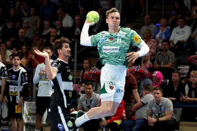 DEU, DHB, 1.HBL, Fuechse Berlin vs. ThSV Eisenach, 28.09.2025, Max-Schmeling-Halle, Berlin, DEU, DHB, 1.HBL, Fuechse Berlin vs. ThSV Eisenach, im Bild Lasse Andersson (Fuechse Berlin 11), Stephan Seitz (Eisenach 44)