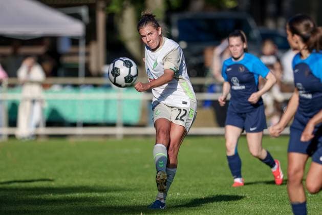 Rieke Dieckmann (SV Werder Bremen, 22) am Ball, Einzelbild, Ganzkörper, Aktion, Action, Spielszene, DIE DFB-RICHTLINIEN UNTERSAGEN JEGLICHE NUTZUNG VON FOTOS ALS SEQUENZBILDER UND ODER VIDEOÄHNLICHE FOTOSTRECKEN. DFB REGULATIONS PROHIBIT ANY USE OF PHOTOGRAPHS AS IMAGE SEQUENCES AND OR QUASI-VIDEO., 28.09.2025, Hamburg (Deutschland), Fussball, DFB-Pokal Frauen, SC Victoria Hamburg - SV Werder Bremen