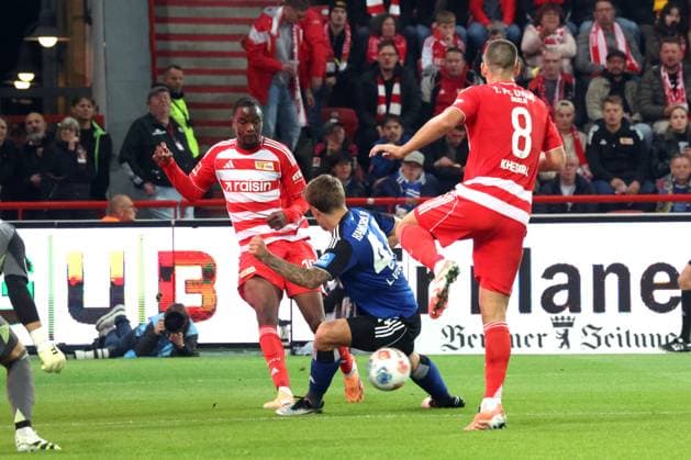 DEU, DFL, 1. FBL, 1.FC Union vs. Hamburger SV, 28.09.2025, Stadion Alte Foersterei, Berlin, DEU, DFL, 1. FBL, 1.FC Union vs. Hamburger SV, im Bild: Ilyas Ansah (1.FC Union Berlin 10), Rani Khedira (1.FC Union Berlin 8), Luka Vuskovic (Hamburger SV 44) DFL - regulations prohibit any use of Photographs as image sequences and or quasi-video