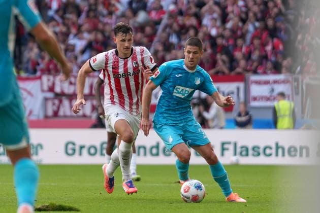 Maximilian Eggestein (SC Freiburg, 08) im Zweikampf mit Andrej Kramarić Andrej Kramaric (TSG Hoffenheim, 27) , Deutschland, Fussball, 1. Bundesliga, 5.Spieltag, 2025 2026, SC Freiburg vs. TSG Hoffenheim, 28.09.2025, Europa-Park Stadion, Freiburg, Deutschland DFL REGULATIONS PROHIBIT ANY USE OF PHOTOGRAPHS AS IMAGE SEQUENCES AND OR QUASI-VIDEO. Freiburg Europa-Park Stadion Baden-Württemberg Deutschland Copyright: xArnexAmbergx