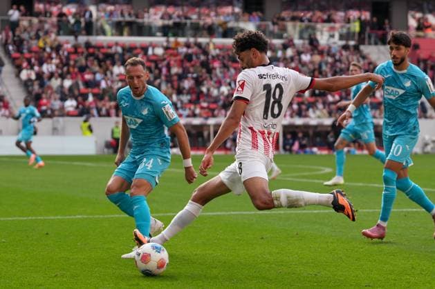 Eren Sami Dinkci (SC Freiburg, 18) am Ball , Deutschland, Fussball, 1. Bundesliga, 5.Spieltag, 2025 2026, SC Freiburg vs. TSG Hoffenheim, 28.09.2025, Europa-Park Stadion, Freiburg, Deutschland DFL REGULATIONS PROHIBIT ANY USE OF PHOTOGRAPHS AS IMAGE SEQUENCES AND OR QUASI-VIDEO. Freiburg Europa-Park Stadion Baden-Württemberg Deutschland Copyright: xArnexAmbergx