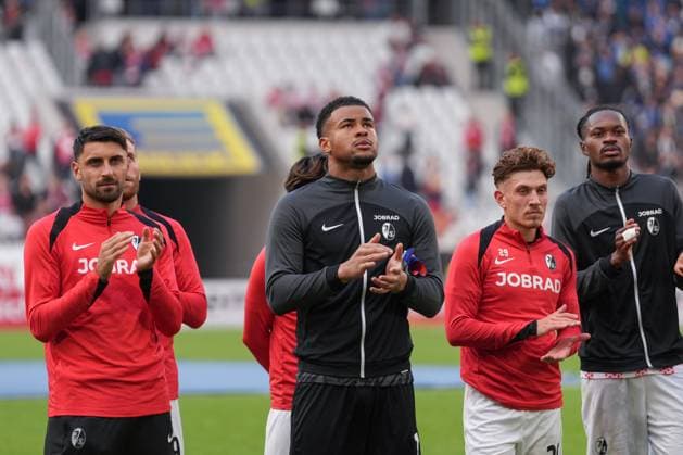 Vincenzo Grifo (SC Freiburg, 32), Noah Atubolu (SC Freiburg, 01), Philipp Treu (SC Freiburg, 29) , Deutschland, Fussball, 1. Bundesliga, 5.Spieltag, 2025 2026, SC Freiburg vs. TSG Hoffenheim, 28.09.2025, Europa-Park Stadion, Freiburg, Deutschland DFL REGULATIONS PROHIBIT ANY USE OF PHOTOGRAPHS AS IMAGE SEQUENCES AND OR QUASI-VIDEO. Freiburg Europa-Park Stadion Baden-Württemberg Deutschland Copyright: xArnexAmbergx