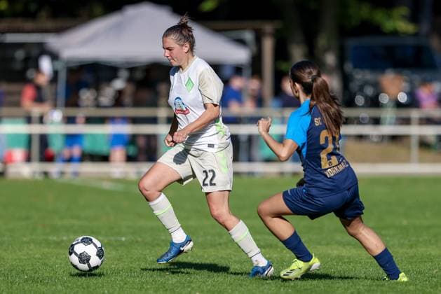 v.li.: Rieke Dieckmann (SV Werder Bremen, 22) und Thyra Korkmaz (SC Victoria Hamburg, 21) im Zweikampf, Duell, Dynamik, Aktion, Action, Spielszene, DIE DFB-RICHTLINIEN UNTERSAGEN JEGLICHE NUTZUNG VON FOTOS ALS SEQUENZBILDER UND ODER VIDEOÄHNLICHE FOTOSTRECKEN. DFB REGULATIONS PROHIBIT ANY USE OF PHOTOGRAPHS AS IMAGE SEQUENCES AND OR QUASI-VIDEO., 28.09.2025, Hamburg (Deutschland), Fussball, DFB-Pokal Frauen, SC Victoria Hamburg - SV Werder Bremen