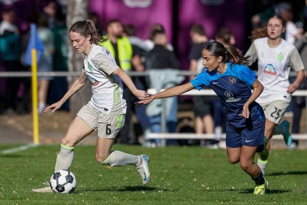 v.li.: Reena Wichmann (SV Werder Bremen, 6) und Thyra Korkmaz (SC Victoria Hamburg, 21) im Zweikampf, Duell, Dynamik, Aktion, Action, Spielszene, DIE DFB-RICHTLINIEN UNTERSAGEN JEGLICHE NUTZUNG VON FOTOS ALS SEQUENZBILDER UND ODER VIDEOÄHNLICHE FOTOSTRECKEN. DFB REGULATIONS PROHIBIT ANY USE OF PHOTOGRAPHS AS IMAGE SEQUENCES AND OR QUASI-VIDEO., 28.09.2025, Hamburg (Deutschland), Fussball, DFB-Pokal Frauen, SC Victoria Hamburg - SV Werder Bremen