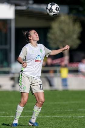 Rieke Dieckmann (SV Werder Bremen, 22) am Ball, Freisteller, Einzelbild, Ganzkörper, Aktion, Action, Spielszene, DIE DFB-RICHTLINIEN UNTERSAGEN JEGLICHE NUTZUNG VON FOTOS ALS SEQUENZBILDER UND ODER VIDEOÄHNLICHE FOTOSTRECKEN. DFB REGULATIONS PROHIBIT ANY USE OF PHOTOGRAPHS AS IMAGE SEQUENCES AND OR QUASI-VIDEO., 28.09.2025, Hamburg (Deutschland), Fussball, DFB-Pokal Frauen, SC Victoria Hamburg - SV Werder Bremen