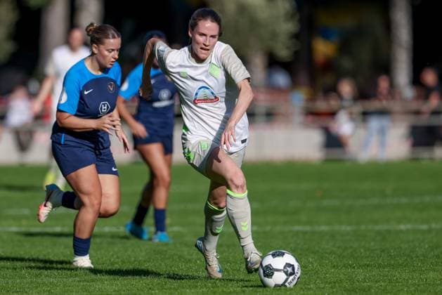 Reena Wichmann (SV Werder Bremen, 6) am Ball, Einzelbild, Ganzkörper, Aktion, Action, Spielszene, DIE DFB-RICHTLINIEN UNTERSAGEN JEGLICHE NUTZUNG VON FOTOS ALS SEQUENZBILDER UND ODER VIDEOÄHNLICHE FOTOSTRECKEN. DFB REGULATIONS PROHIBIT ANY USE OF PHOTOGRAPHS AS IMAGE SEQUENCES AND OR QUASI-VIDEO., 28.09.2025, Hamburg (Deutschland), Fussball, DFB-Pokal Frauen, SC Victoria Hamburg - SV Werder Bremen