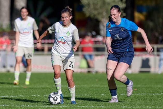v.li.: Rieke Dieckmann (SV Werder Bremen, 22) und Jana Bothmann (SC Victoria Hamburg, 36) im Zweikampf, Duell, Dynamik, Aktion, Action, Spielszene, DIE DFB-RICHTLINIEN UNTERSAGEN JEGLICHE NUTZUNG VON FOTOS ALS SEQUENZBILDER UND ODER VIDEOÄHNLICHE FOTOSTRECKEN. DFB REGULATIONS PROHIBIT ANY USE OF PHOTOGRAPHS AS IMAGE SEQUENCES AND OR QUASI-VIDEO., 28.09.2025, Hamburg (Deutschland), Fussball, DFB-Pokal Frauen, SC Victoria Hamburg - SV Werder Bremen
