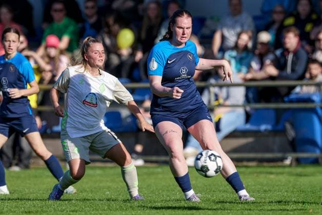v.li.: Ricarda Walkling (SV Werder Bremen, 13) und Jana Bothmann (SC Victoria Hamburg, 36) im Zweikampf, Duell, Dynamik, Aktion, Action, Spielszene, DIE DFB-RICHTLINIEN UNTERSAGEN JEGLICHE NUTZUNG VON FOTOS ALS SEQUENZBILDER UND ODER VIDEOÄHNLICHE FOTOSTRECKEN. DFB REGULATIONS PROHIBIT ANY USE OF PHOTOGRAPHS AS IMAGE SEQUENCES AND OR QUASI-VIDEO., 28.09.2025, Hamburg (Deutschland), Fussball, DFB-Pokal Frauen, SC Victoria Hamburg - SV Werder Bremen