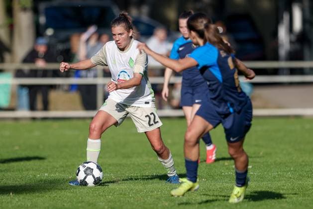 Rieke Dieckmann (SV Werder Bremen, 22) am Ball, Einzelbild, Ganzkörper, Aktion, Action, Spielszene, DIE DFB-RICHTLINIEN UNTERSAGEN JEGLICHE NUTZUNG VON FOTOS ALS SEQUENZBILDER UND ODER VIDEOÄHNLICHE FOTOSTRECKEN. DFB REGULATIONS PROHIBIT ANY USE OF PHOTOGRAPHS AS IMAGE SEQUENCES AND OR QUASI-VIDEO., 28.09.2025, Hamburg (Deutschland), Fussball, DFB-Pokal Frauen, SC Victoria Hamburg - SV Werder Bremen
