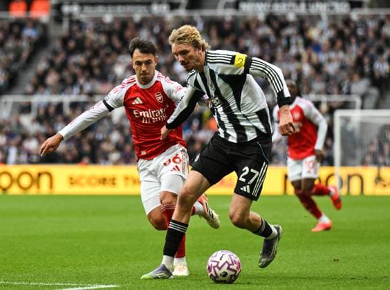 Nick Woltemade of Newcastle United (right) and Martin Zubimendi Newcastle United v Arsenal, Premier League, Football, St James Park, Newcastle, UK - 28 Sep 2025Newcastle St James Park United Kingdom EDITORIAL USE ONLY No use with unauthorised audio, video, data, fixture lists, club league logos or live services. Online in-match use limited to 120 images, no video emulation. No use in betting, games or single club league player publications. Copyright: xRichardxLee Shutterstockx 15503935dy