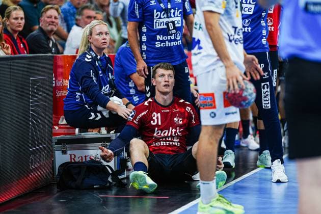 Emil Manfeldt Jakobsen (SG Flensburg-Handewitt, 31) nach Stoss gegen LED-Bande am Boden GER, SG Flensburg-Handewitt vs. Frisch Auf Goeppingen, Handball, Bundesliga, Spieltag 6, Saison 2026 2026, 28.09.2025 GER, SG Flensburg-Handewitt vs. Frisch Auf Goeppingen, Handball, Bundesliga, Spieltag 6, Saison 2026 2026, 28.09.2025 Flensburg Copyright: xEibner-Pressefoto MarcelxvonxFehrnx EP_MFN