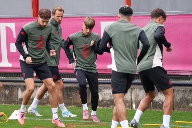 Leon Goretzka (FC Bayern Muenchen, 08) mit Harry Kane (FC Bayern Muenchen, 09) und Lennart Karl (FC Bayern Muenchen, 42), mit Luis Diaz (FC Bayern Muenchen, 14) und Tom Bischof (FC Bayern Muenchen, 20) beim Training, GER, Abschlusstraining, FC Bayern Muenchen, Fussball, UEFA Champions League, Liga-Phase, 2. Spieltag, Saison 2025 2026, 29.09.2025, GER, Abschlusstraining, FC Bayern Muenchen, Fussball, UEFA Champions League, Liga-Phase, 2. Spieltag, Saison 2025 2026, 29.09.2025 Muenchen Copyright: xEibner-Pressefoto JennixMaulx EP_JML