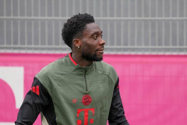 Der verletzte Alphonso Davies (FC Bayern Muenchen, 19) auf dem Trainingsplatz, GER, Abschlusstraining, FC Bayern Muenchen, Fussball, UEFA Champions League, Liga-Phase, 2. Spieltag, Saison 2025 2026, 29.09.2025, GER, Abschlusstraining, FC Bayern Muenchen, Fussball, UEFA Champions League, Liga-Phase, 2. Spieltag, Saison 2025 2026, 29.09.2025 Muenchen Copyright: xEibner-Pressefoto JennixMaulx EP_JML