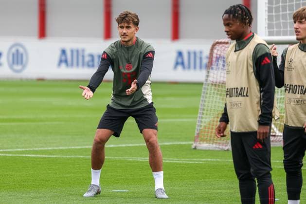 Tom Bischof (FC Bayern Muenchen, 20), mit Wisdom Mike (FC Bayern Muenchen, 36) und Lennart Karl (FC Bayern Muenchen, 42), GER, Abschlusstraining, FC Bayern Muenchen, Fussball, UEFA Champions League, Liga-Phase, 2. Spieltag, Saison 2025 2026, 29.09.2025, GER, Abschlusstraining, FC Bayern Muenchen, Fussball, UEFA Champions League, Liga-Phase, 2. Spieltag, Saison 2025 2026, 29.09.2025 Muenchen Copyright: xEibner-Pressefoto JennixMaulx EP_JML