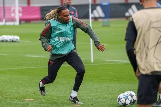 Sacha Boey (FC Bayern Muenchen, 23) mit Ball, GER, Abschlusstraining, FC Bayern Muenchen, Fussball, UEFA Champions League, Liga-Phase, 2. Spieltag, Saison 2025 2026, 29.09.2025, GER, Abschlusstraining, FC Bayern Muenchen, Fussball, UEFA Champions League, Liga-Phase, 2. Spieltag, Saison 2025 2026, 29.09.2025 Muenchen Copyright: xEibner-Pressefoto JennixMaulx EP_JML