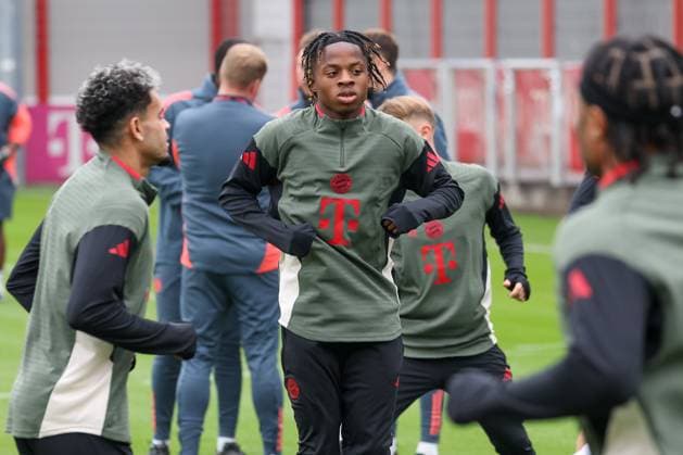 Wisdom Mike (FC Bayern Muenchen, 36), mit Luis Diaz (FC Bayern Muenchen, 14) und Serge Gnabry (FC Bayern Muenchen, 07), GER, Abschlusstraining, FC Bayern Muenchen, Fussball, UEFA Champions League, Liga-Phase, 2. Spieltag, Saison 2025 2026, 29.09.2025, GER, Abschlusstraining, FC Bayern Muenchen, Fussball, UEFA Champions League, Liga-Phase, 2. Spieltag, Saison 2025 2026, 29.09.2025 Muenchen Copyright: xEibner-Pressefoto JennixMaulx EP_JML
