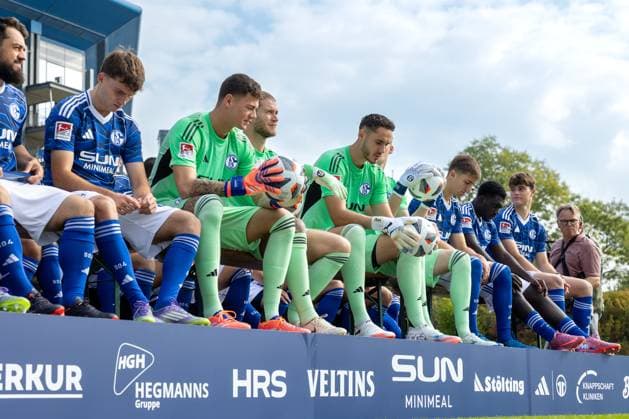 29.09.2025, Fussball, Saison 2025 2026, Mannschaftsbild FC Schalke 04, v. l. Amin Younes (FC Schalke 04), Vitalie Becker (FC Schalke 04), Torwart Luca Podlech (FC Schalke 04), Torwart Loris Karius (FC Schalke 04), Torwart Justin Heekeren (FC Schalke 04), Felipe Sanchez (FC Schalke 04), Zaid Tchibara (FC Schalke 04), Dylan Leonard (FC Schalke 04), Gelsenkirchen Trainingsgelände FC Schalke 04 NRW Deutschland xRHR-FOTO YYx Copyright: RHR-FOTOx RHR-FOTO YY