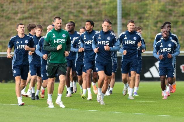 29.09.2025, Fussball, Saison 2025 2026, Training FC Schalke 04, v. l. v. l. Ron Schallenberg (FC Schalke 04), Felipe Sanchez (FC Schalke 04), Athletik-Trainer Alexander Storck (FC Schalke 04), Anton Donkor (FC Schalke 04), Nikola Katic (FC Schalke 04), Janik Bachmann (FC Schalke 04), Christopher Antwi-Adjei (FC Schalke 04), Gelsenkirchen Trainingsgelände FC Schalke 04 NRW Deutschland xRHR-FOTO YYx Copyright: RHR-FOTOx RHR-FOTO YY