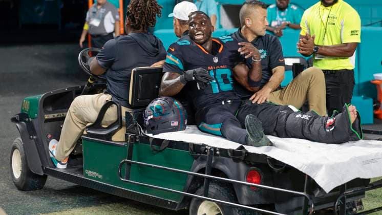 September 29, 2025, Miami Gardens, Florida, USA: Miami Dolphins wide receiver Tyreek Hill (10) is carted off after an injury in the second half of the NFL, American Football Herren, USA game against the New York Jets at Hard Rock Stadium in Miami Gardens, Florida, on Monday, Sept. 29, 2025. Miami Gardens USA - ZUMAm67_ 20250929_zaf_m67_005 Copyright: xAlxDiazx