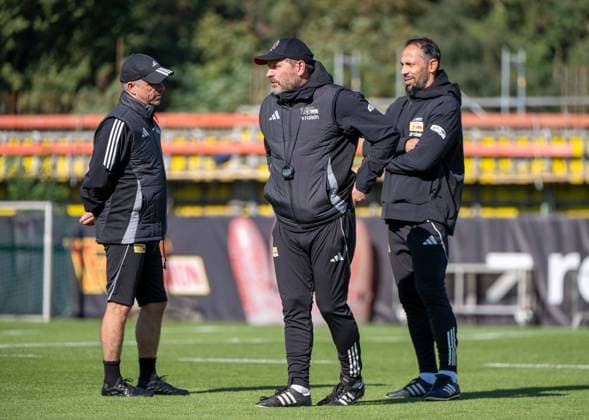 Fußball, Herren, Saison 2025 2026, 1. Bundesliga, 1. FC Union Berlin, Training, v. l. Co-Trainer Sebastian Bönig (1. FC Union), Trainer Steffen Baumgart (1. FC Union Berlin), Co-Trainer Danilo de Souza (1. FC Union Berlin), 30.09. 2025, Copyright: xMatthiasxKochx