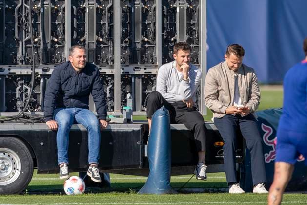 GER, Leipzig, Fußball, Bundesliga, oeffentliches Training, RB Leipzig im Bild v.l.: Marcel Schaefer ( Geschaeftsfuehrer RB Leipzig), Daniel Baier ( Sportkoordinator RB Leipzig) , Sebastian Schuppan ( Sportlicher Leiter RB Leipzig ), beobachten das Training 30.09.2025, RB Leipzig Training Akademie Cottaweg Leipzig DFL DFB REGULATIONS PROHIBIT ANY USE OF PHOTOGRAPHS AS IMAGE SEQUENCES AND OR QUASI-VIDEO, Copyright: HMBxMedia PaulxFritz