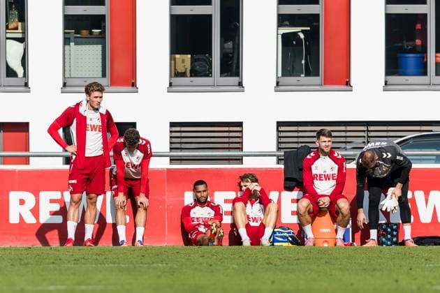 Training 1. FC Köln; 30.09.2025 Ein Teil der Trainingsgruppe darf früher in die Kabine: Sebastian Sebulonsen (1. FC Köln, 28), Eric Martel (1. FC Köln, 6), Linton Maina (1. FC Köln, 37), Joel Schmied (1. FC Köln, 2), Jan Thielmann (1. FC Köln, 29), Marvin Schwäbe (1. FC Köln, 1) Training 1. FC Köln; Geissbockheim, 30.09.2025 Copyright: xBEAUTIFULxSPORTS Wunderlx