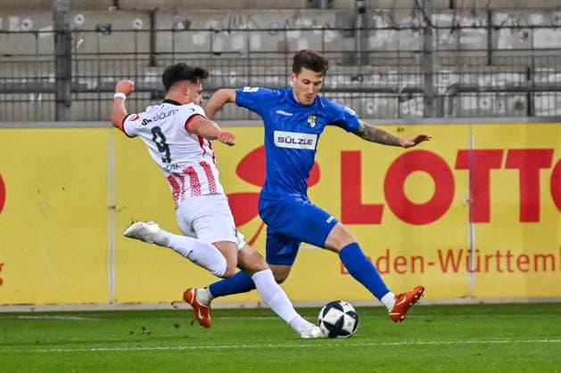 Leon Catak (SC Freiburg II, 09) mit Schussversuch, wird geblockt von Sascha Eisele (TSG Balingen, 02) GER, SC Freiburg - TSG Balingen, Fussball, Regionalliga Suedwest, 10. Spieltag, Saison 2025 2026, 30.09.2025 DFB REGULATIONS PROHIBIT ANY USE OF PHOTOGRAPHS AS IMAGE SEQUENCES AND OR QUASI-VIDEO GER, SC Freiburg - TSG Balingen, Fussball, Regionalliga Suedwest, 10. Spieltag, Saison 2025 2026, 30.09.2025 Freiburg Copyright: xEibner-Pressefoto ThomasxHessx EP_THS