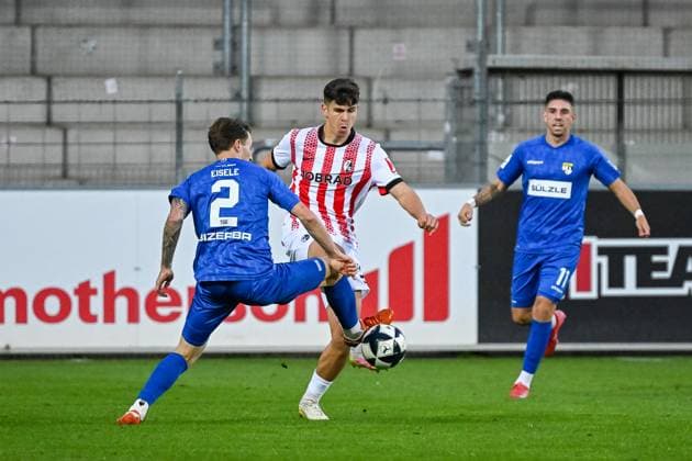 Sascha Eisele (TSG Balingen, 02), Karl Steinmann (SC Freiburg II, 33) im Zweikamf um den Ball. GER, SC Freiburg - TSG Balingen, Fussball, Regionalliga Suedwest, 10. Spieltag, Saison 2025 2026, 30.09.2025 DFB REGULATIONS PROHIBIT ANY USE OF PHOTOGRAPHS AS IMAGE SEQUENCES AND OR QUASI-VIDEO GER, SC Freiburg - TSG Balingen, Fussball, Regionalliga Suedwest, 10. Spieltag, Saison 2025 2026, 30.09.2025 Freiburg Copyright: xEibner-Pressefoto ThomasxHessx EP_THS